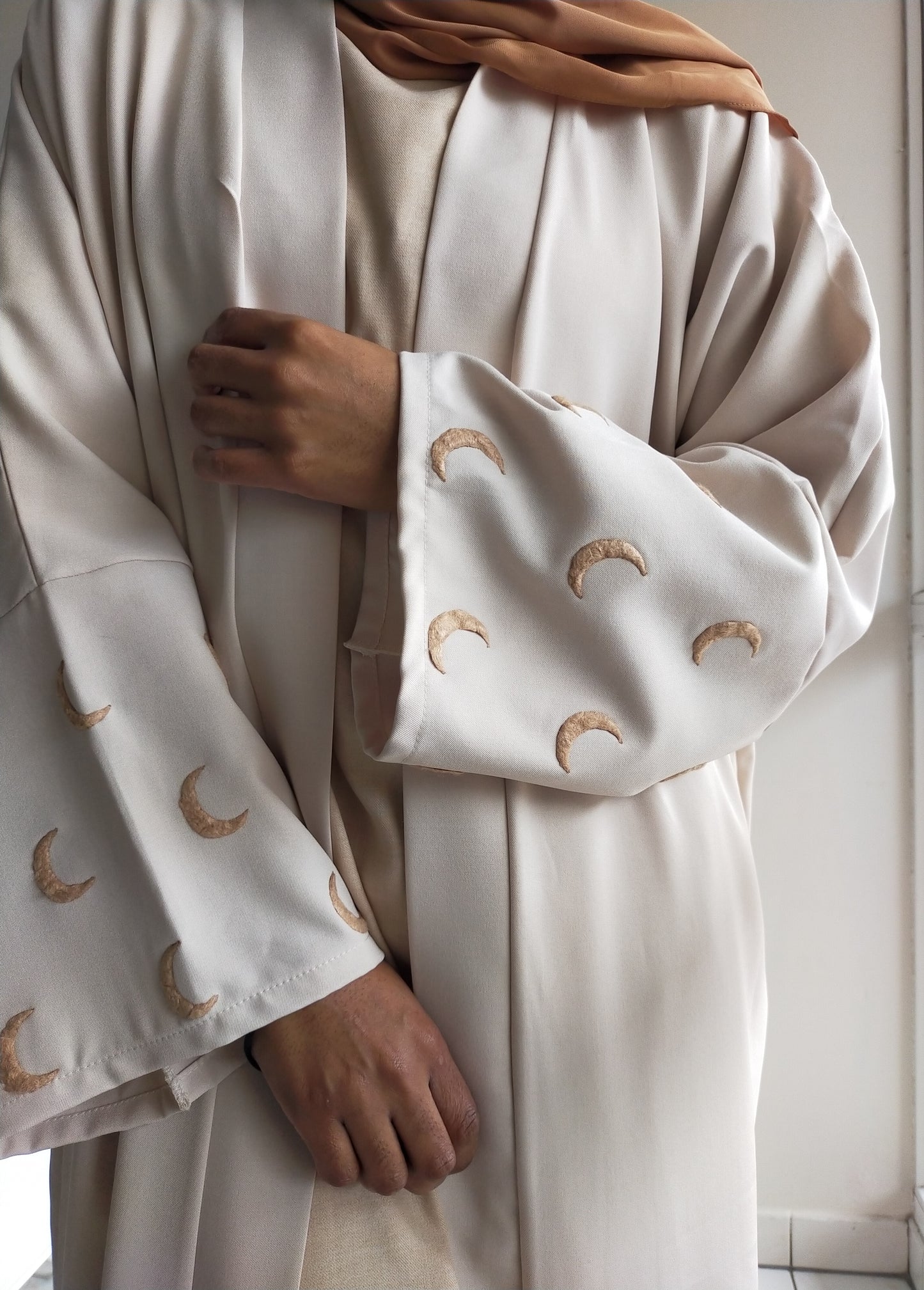 Exprimez votre côté élégant et décontracté avec notre Kimono Moon Beige. Sa fluidité et ses matériaux confortables en font l'option idéale pour vos journées d'été. Ajoutez une touche de sophistication à vos tenues avec ce kimono.