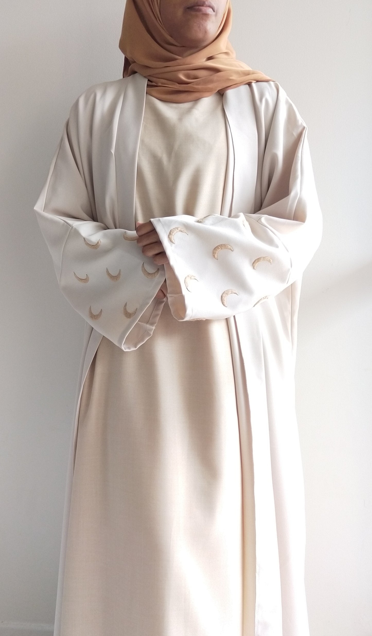 Exprimez votre côté élégant et décontracté avec notre Kimono Moon Beige. Sa fluidité et ses matériaux confortables en font l'option idéale pour vos journées d'été. Ajoutez une touche de sophistication à vos tenues avec ce kimono.