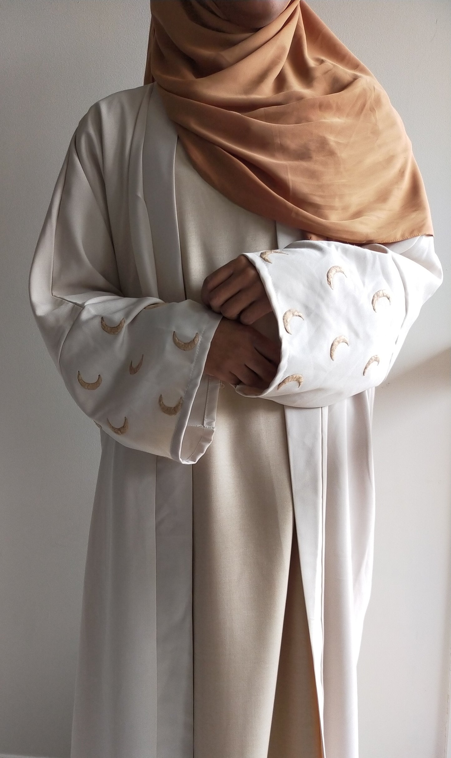 Exprimez votre côté élégant et décontracté avec notre Kimono Moon Beige. Sa fluidité et ses matériaux confortables en font l'option idéale pour vos journées d'été. Ajoutez une touche de sophistication à vos tenues avec ce kimono.